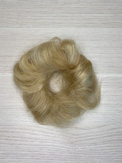 Резинка из натуральных волнистых волос - светлое мелирование #18.613