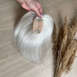 Мини накладка из натуральных волос на теменную зону 20 см светло-седой  